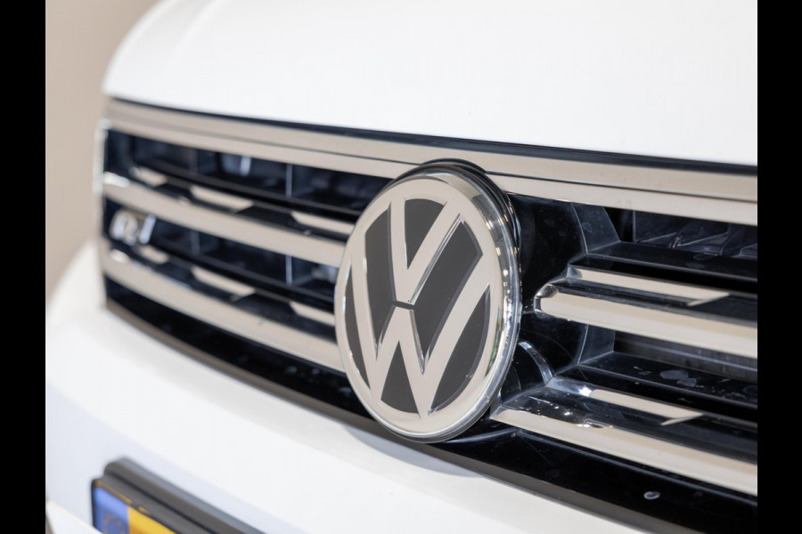 Volkswagen Tiguan 1.5 TSI ACT R-Line Highline / 150pk / Panorama dak / Trekhaak / NAP / Stoelverwarming / Voorruit verwarming /