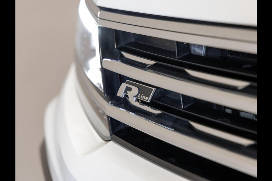Volkswagen Tiguan 1.5 TSI ACT R-Line Highline / 150pk / Panorama dak / Trekhaak / NAP / Stoelverwarming / Voorruit verwarming /
