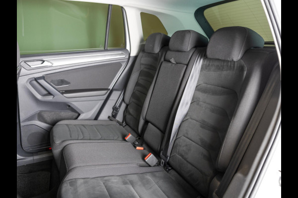 Volkswagen Tiguan 1.5 TSI ACT R-Line Highline / 150pk / Panorama dak / Trekhaak / NAP / Stoelverwarming / Voorruit verwarming /