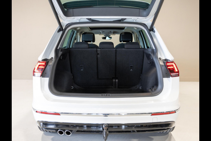 Volkswagen Tiguan 1.5 TSI ACT R-Line Highline / 150pk / Panorama dak / Trekhaak / NAP / Stoelverwarming / Voorruit verwarming /