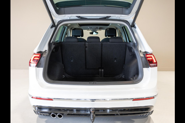 Volkswagen Tiguan 1.5 TSI ACT R-Line Highline / 150pk / Panorama dak / Trekhaak / NAP / Stoelverwarming / Voorruit verwarming /