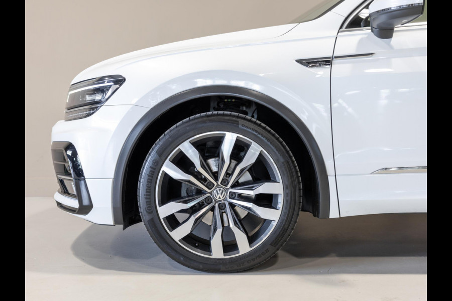 Volkswagen Tiguan 1.5 TSI ACT R-Line Highline / 150pk / Panorama dak / Trekhaak / NAP / Stoelverwarming / Voorruit verwarming /