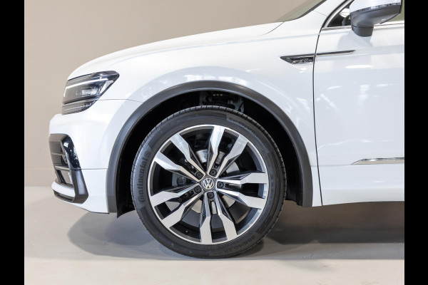 Volkswagen Tiguan 1.5 TSI ACT R-Line Highline / 150pk / Panorama dak / Trekhaak / NAP / Stoelverwarming / Voorruit verwarming /