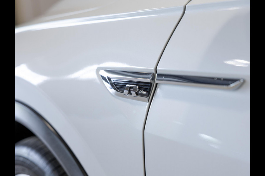 Volkswagen Tiguan 1.5 TSI ACT R-Line Highline / 150pk / Panorama dak / Trekhaak / NAP / Stoelverwarming / Voorruit verwarming /