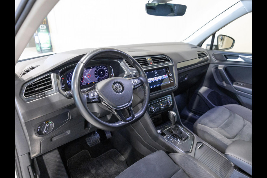 Volkswagen Tiguan 1.5 TSI ACT R-Line Highline / 150pk / Panorama dak / Trekhaak / NAP / Stoelverwarming / Voorruit verwarming /