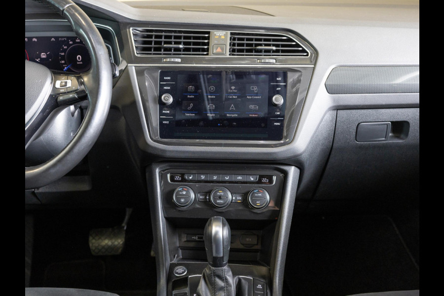 Volkswagen Tiguan 1.5 TSI ACT R-Line Highline / 150pk / Panorama dak / Trekhaak / NAP / Stoelverwarming / Voorruit verwarming /