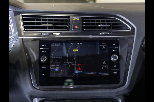 Volkswagen Tiguan 1.5 TSI ACT R-Line Highline / 150pk / Panorama dak / Trekhaak / NAP / Stoelverwarming / Voorruit verwarming /