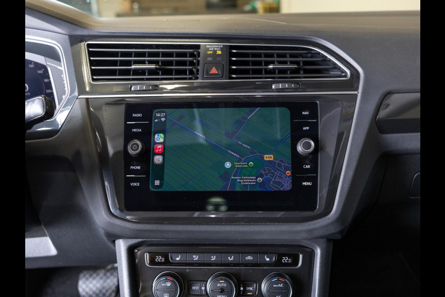 Volkswagen Tiguan 1.5 TSI ACT R-Line Highline / 150pk / Panorama dak / Trekhaak / NAP / Stoelverwarming / Voorruit verwarming /