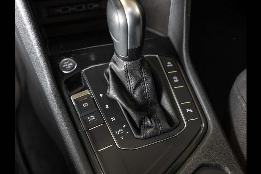 Volkswagen Tiguan 1.5 TSI ACT R-Line Highline / 150pk / Panorama dak / Trekhaak / NAP / Stoelverwarming / Voorruit verwarming /