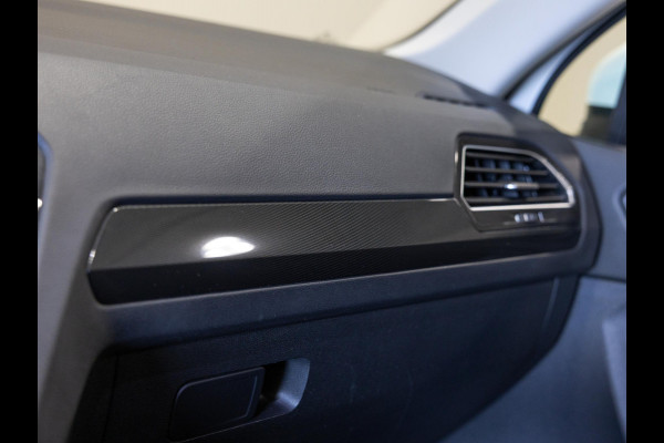 Volkswagen Tiguan 1.5 TSI ACT R-Line Highline / 150pk / Panorama dak / Trekhaak / NAP / Stoelverwarming / Voorruit verwarming /
