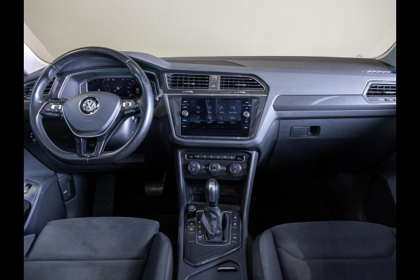 Volkswagen Tiguan 1.5 TSI ACT R-Line Highline / 150pk / Panorama dak / Trekhaak / NAP / Stoelverwarming / Voorruit verwarming /
