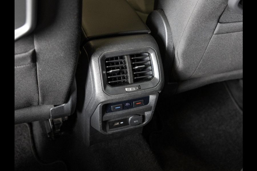 Volkswagen Tiguan 1.5 TSI ACT R-Line Highline / 150pk / Panorama dak / Trekhaak / NAP / Stoelverwarming / Voorruit verwarming /