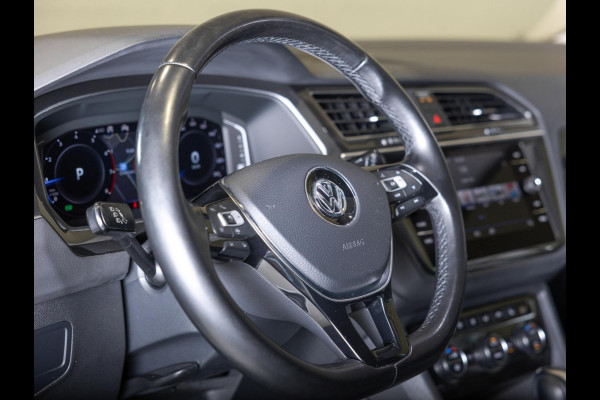 Volkswagen Tiguan 1.5 TSI ACT R-Line Highline / 150pk / Panorama dak / Trekhaak / NAP / Stoelverwarming / Voorruit verwarming /