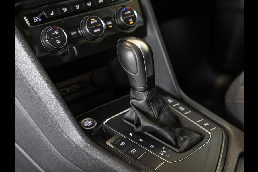 Volkswagen Tiguan 1.5 TSI ACT R-Line Highline / 150pk / Panorama dak / Trekhaak / NAP / Stoelverwarming / Voorruit verwarming /