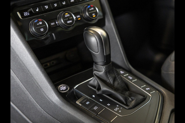Volkswagen Tiguan 1.5 TSI ACT R-Line Highline / 150pk / Panorama dak / Trekhaak / NAP / Stoelverwarming / Voorruit verwarming /