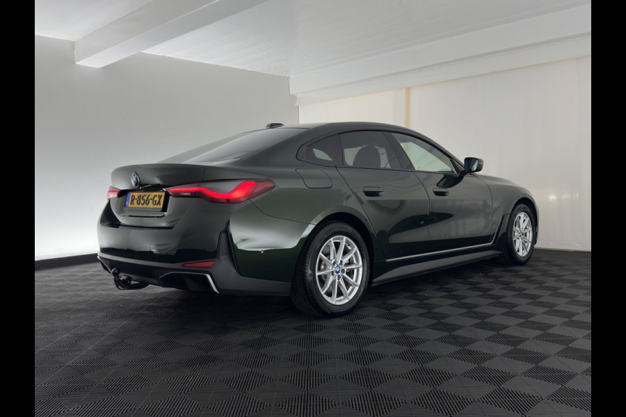BMW i4 eDrive40 84 kWh [3-Fase] (INCL.BTW) *LEATHER | FULL-LED | ADAPTIVE-CRUISE | HEATED-SPORTSEATS | WIDESCREEN-DIGI-COCKPIT | CAMERA | DAB+ | PRIVACY-GLASS | NAVI-FULLMAP | ECC | PDC | 17''ALU | TOWBAR*