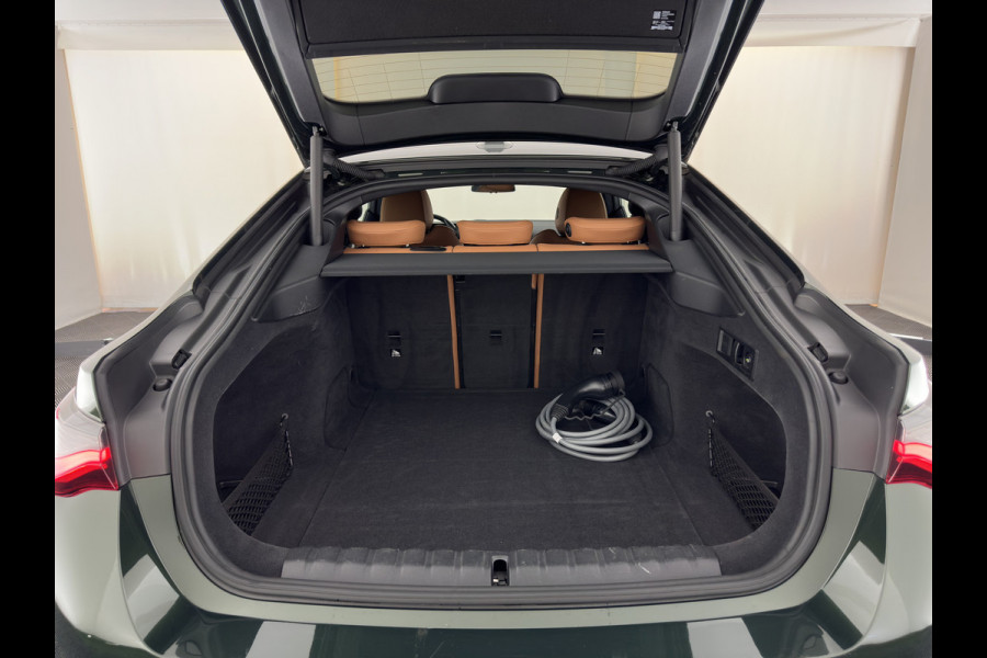 BMW i4 eDrive40 84 kWh [3-Fase] (INCL.BTW) *LEATHER | FULL-LED | ADAPTIVE-CRUISE | HEATED-SPORTSEATS | WIDESCREEN-DIGI-COCKPIT | CAMERA | DAB+ | PRIVACY-GLASS | NAVI-FULLMAP | ECC | PDC | 17''ALU | TOWBAR*