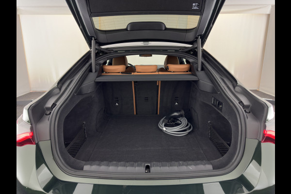 BMW i4 eDrive40 84 kWh [3-Fase] (INCL.BTW) *LEATHER | FULL-LED | ADAPTIVE-CRUISE | HEATED-SPORTSEATS | WIDESCREEN-DIGI-COCKPIT | CAMERA | DAB+ | PRIVACY-GLASS | NAVI-FULLMAP | ECC | PDC | 17''ALU | TOWBAR*