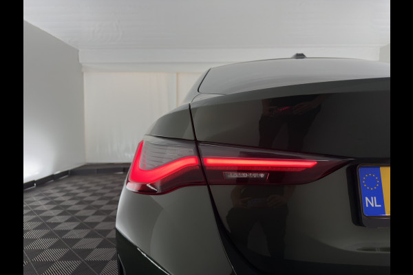 BMW i4 eDrive40 84 kWh [3-Fase] (INCL.BTW) *LEATHER | FULL-LED | ADAPTIVE-CRUISE | HEATED-SPORTSEATS | WIDESCREEN-DIGI-COCKPIT | CAMERA | DAB+ | PRIVACY-GLASS | NAVI-FULLMAP | ECC | PDC | 17''ALU | TOWBAR*