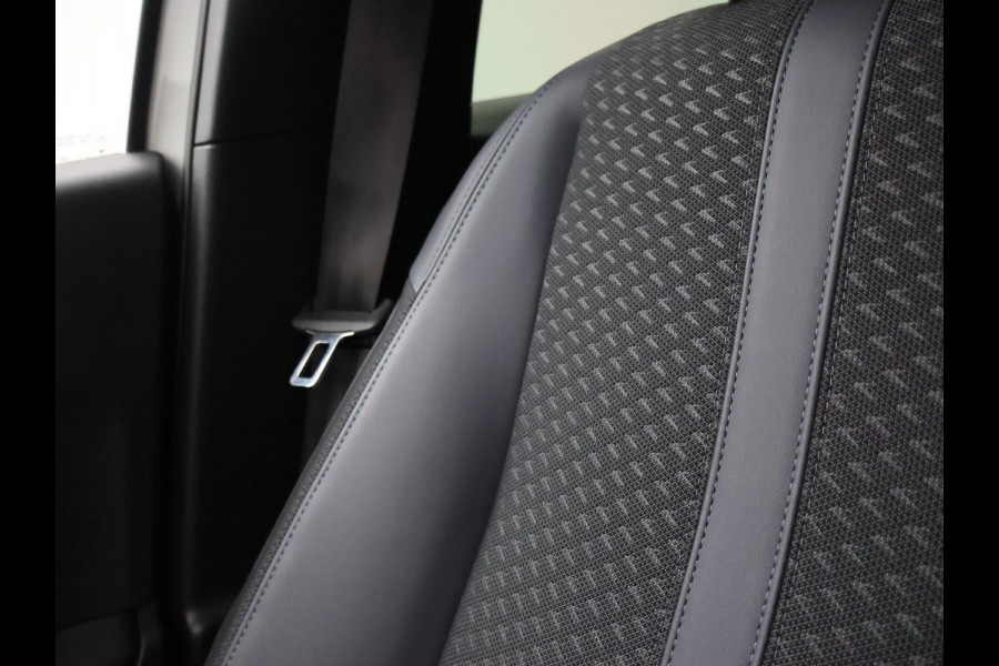 Peugeot e-2008 EV ALLURE 50 kWh + CAMERA | LED | PRIVACY | APPLE CARPLAY | ANDROID AUTO