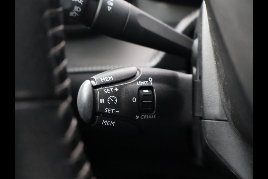 Peugeot e-2008 EV ALLURE 50 kWh + CAMERA | LED | PRIVACY | APPLE CARPLAY | ANDROID AUTO