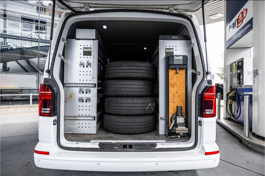 Volkswagen Transporter T6.1 2.0 TDI 150 PK DSG L2H1 | BOTT Inrichting | Bi-Xenon | Camera | CarPlay | Navigatie | Stoelverwarming | Climate control | Cruise control | Dealer onderhouden | Nieuwe APK