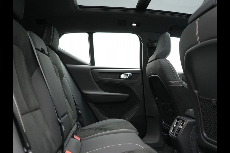 Volvo XC40 Recharge Ultimate 69 kWh 232pk Dealer O.H | Trekhaak Af Fabriek | Panodak | 360 Camera | Adaptive Cruise | Harman / Kardon | Alcantara Sportstoelen Memory & Verwarmd | BLIS | Keyless | Apple Carplay | Pilot Assist | Stuurverwarming | Google Assistant & Maps | Navigatie | DAB | 19"L.M |