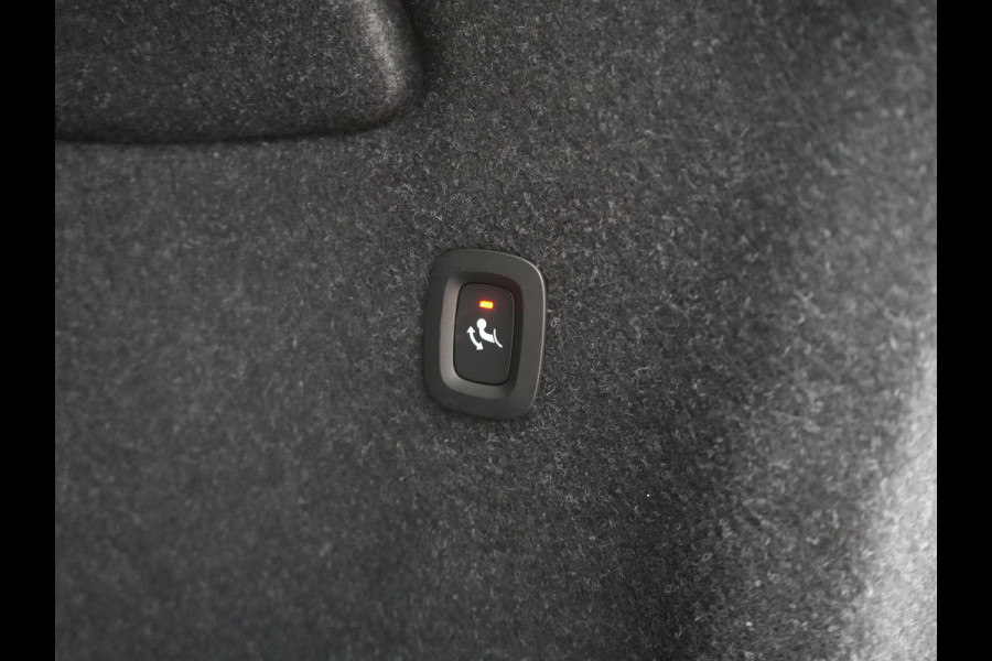 Volvo XC40 Recharge Ultimate 69 kWh 232pk Dealer O.H | Trekhaak Af Fabriek | Panodak | 360 Camera | Adaptive Cruise | Harman / Kardon | Alcantara Sportstoelen Memory & Verwarmd | BLIS | Keyless | Apple Carplay | Pilot Assist | Stuurverwarming | Google Assistant & Maps | Navigatie | DAB | 19"L.M |