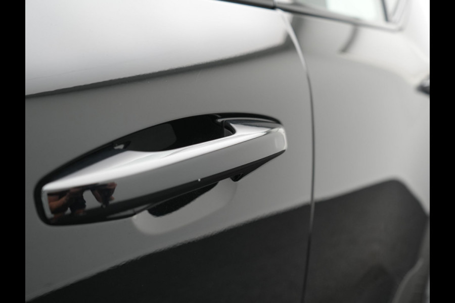 Volvo XC40 Recharge Ultimate 69 kWh 232pk Dealer O.H | Trekhaak Af Fabriek | Panodak | 360 Camera | Adaptive Cruise | Harman / Kardon | Alcantara Sportstoelen Memory & Verwarmd | BLIS | Keyless | Apple Carplay | Pilot Assist | Stuurverwarming | Google Assistant & Maps | Navigatie | DAB | 19"L.M |