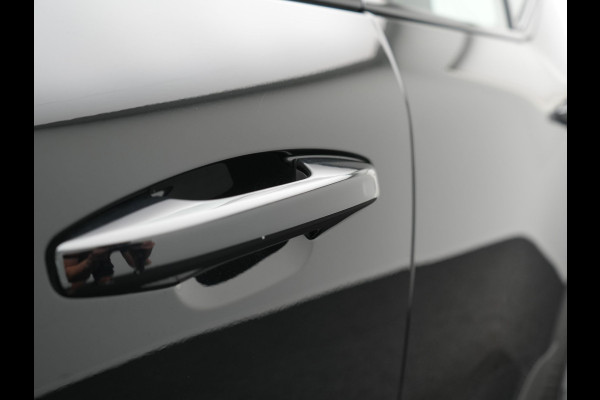 Volvo XC40 Recharge Ultimate 69 kWh 232pk Dealer O.H | Trekhaak Af Fabriek | Panodak | 360 Camera | Adaptive Cruise | Harman / Kardon | Alcantara Sportstoelen Memory & Verwarmd | BLIS | Keyless | Apple Carplay | Pilot Assist | Stuurverwarming | Google Assistant & Maps | Navigatie | DAB | 19"L.M |