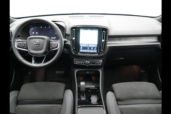 Volvo XC40 Recharge Ultimate 69 kWh 232pk Dealer O.H | Trekhaak Af Fabriek | Panodak | 360 Camera | Adaptive Cruise | Harman / Kardon | Alcantara Sportstoelen Memory & Verwarmd | BLIS | Keyless | Apple Carplay | Pilot Assist | Stuurverwarming | Google Assistant & Maps | Navigatie | DAB | 19"L.M |