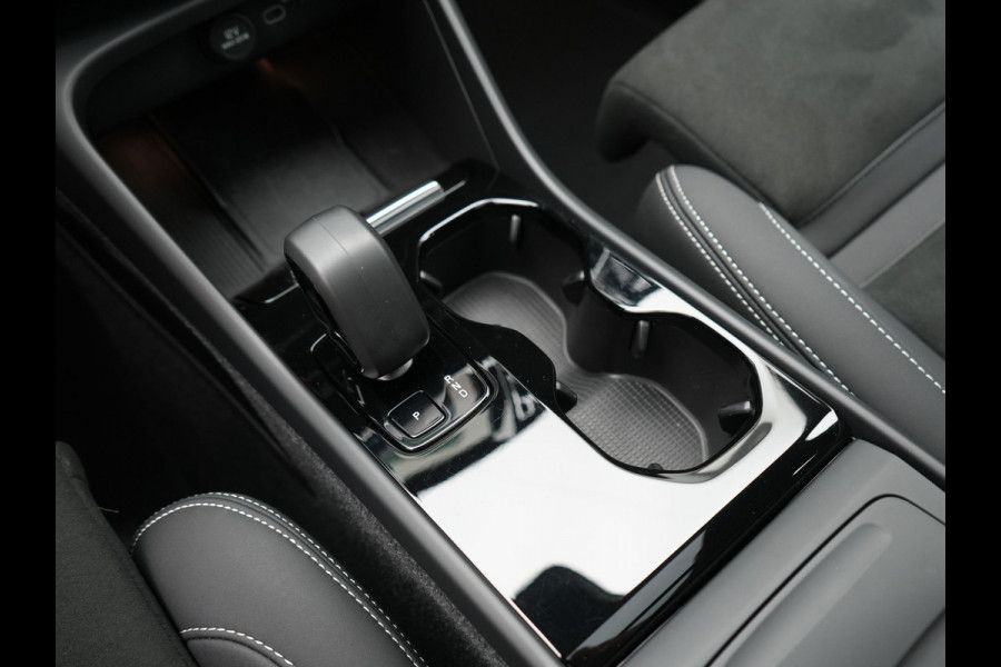 Volvo XC40 Recharge Ultimate 69 kWh 232pk Dealer O.H | Trekhaak Af Fabriek | Panodak | 360 Camera | Adaptive Cruise | Harman / Kardon | Alcantara Sportstoelen Memory & Verwarmd | BLIS | Keyless | Apple Carplay | Pilot Assist | Stuurverwarming | Google Assistant & Maps | Navigatie | DAB | 19"L.M |