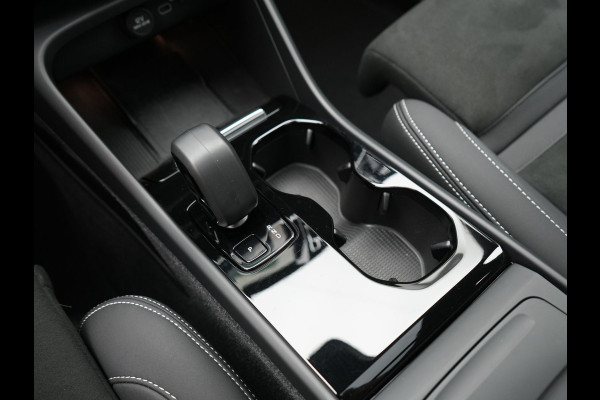 Volvo XC40 Recharge Ultimate 69 kWh 232pk Dealer O.H | Trekhaak Af Fabriek | Panodak | 360 Camera | Adaptive Cruise | Harman / Kardon | Alcantara Sportstoelen Memory & Verwarmd | BLIS | Keyless | Apple Carplay | Pilot Assist | Stuurverwarming | Google Assistant & Maps | Navigatie | DAB | 19"L.M |