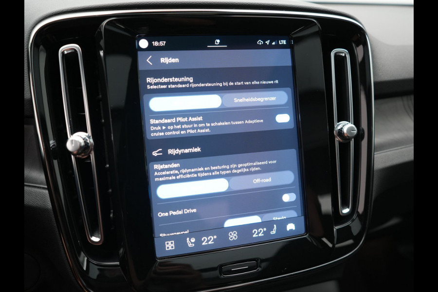 Volvo XC40 Recharge Ultimate 69 kWh 232pk Dealer O.H | Trekhaak Af Fabriek | Panodak | 360 Camera | Adaptive Cruise | Harman / Kardon | Alcantara Sportstoelen Memory & Verwarmd | BLIS | Keyless | Apple Carplay | Pilot Assist | Stuurverwarming | Google Assistant & Maps | Navigatie | DAB | 19"L.M |