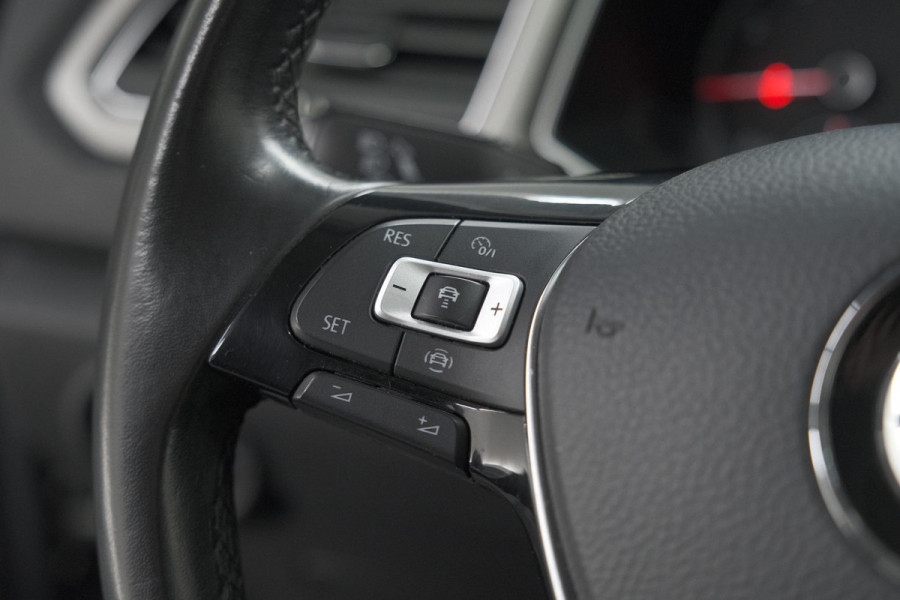 Volkswagen T-Roc 1.0 TSI Style Business 116pk | Trekhaak | Adaptieve Cruise Control | Elektronische Kofferklep | Apple Carplay