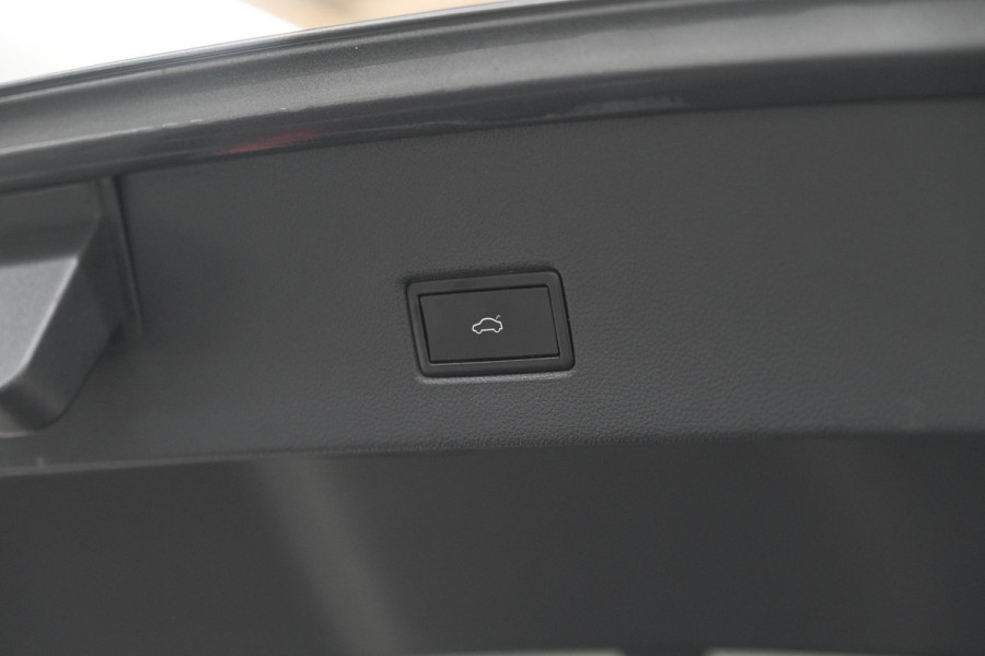 Volkswagen T-Roc 1.0 TSI Style Business 116pk | Trekhaak | Adaptieve Cruise Control | Elektronische Kofferklep | Apple Carplay