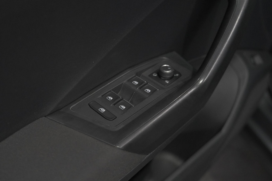 Volkswagen T-Roc 1.0 TSI Style Business 116pk | Trekhaak | Adaptieve Cruise Control | Elektronische Kofferklep | Apple Carplay