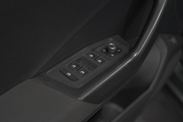 Volkswagen T-Roc 1.0 TSI Style Business 116pk | Trekhaak | Adaptieve Cruise Control | Elektronische Kofferklep | Apple Carplay
