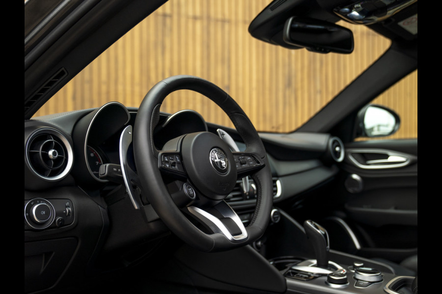 Alfa Romeo Giulia 2.0T Veloce 280pk AWD Full Option! | Pano-dak | Harman/Kardon | Ragazzon | Adapt. cruise | CarPlay