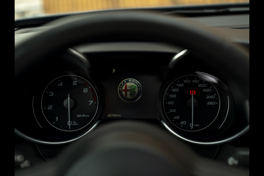 Alfa Romeo Giulia 2.0T Veloce 280pk AWD Full Option! | Pano-dak | Harman/Kardon | Ragazzon | Adapt. cruise | CarPlay