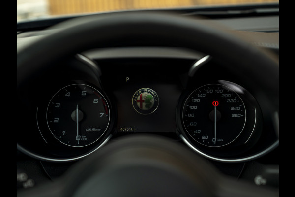 Alfa Romeo Giulia 2.0T Veloce 280pk AWD Full Option! | Pano-dak | Harman/Kardon | Ragazzon | Adapt. cruise | CarPlay