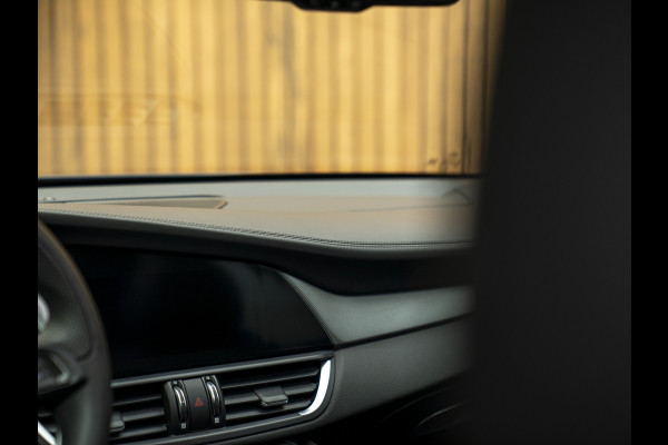 Alfa Romeo Giulia 2.0T Veloce 280pk AWD Full Option! | Pano-dak | Harman/Kardon | Ragazzon | Adapt. cruise | CarPlay