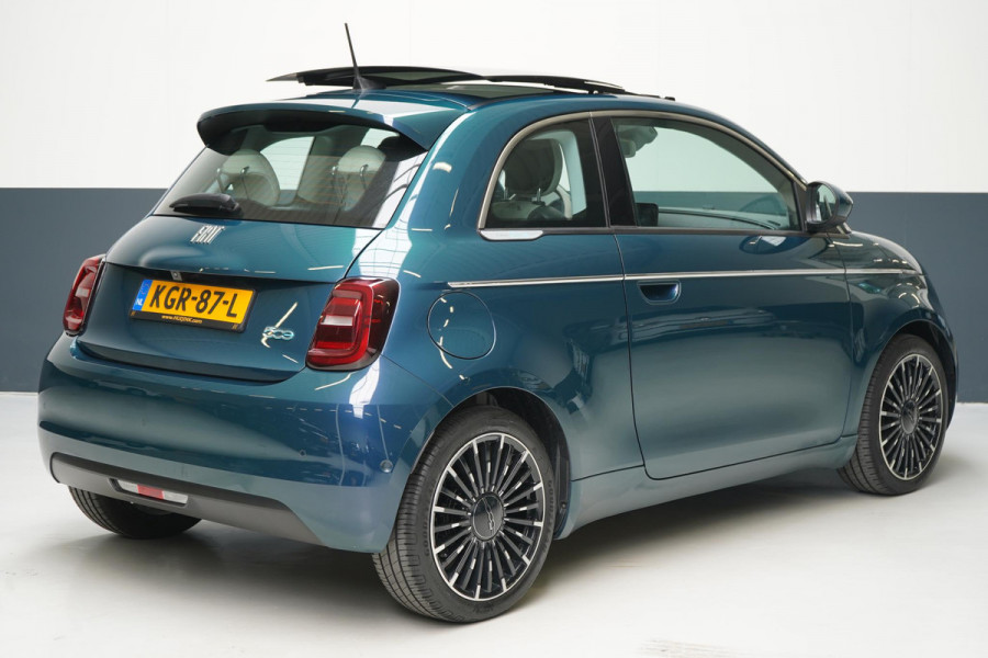 Fiat 500 La Prima 42 kWh | SoH 90,6% | Schuif/kanteldak | Carplay | Adaptive cruise | Parkeersensoren | Pack winter | Lm velgen