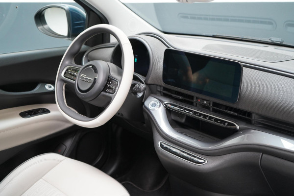 Fiat 500 La Prima 42 kWh | SoH 90,6% | Schuif/kanteldak | Carplay | Adaptive cruise | Parkeersensoren | Pack winter | Lm velgen