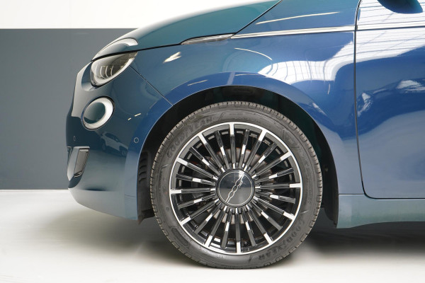 Fiat 500 La Prima 42 kWh | SoH 90,6% | Schuif/kanteldak | Carplay | Adaptive cruise | Parkeersensoren | Pack winter | Lm velgen