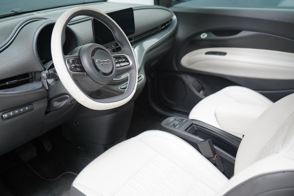 Fiat 500 La Prima 42 kWh | SoH 90,6% | Schuif/kanteldak | Carplay | Adaptive cruise | Parkeersensoren | Pack winter | Lm velgen