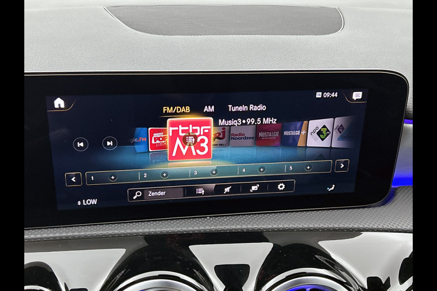 Mercedes-Benz A-Klasse 250 e Business Solution AMG Limited Panoramadak | AMG Line | Night pakket | Stoelverwarming | Achteruitrij camera Inclusief 24 maanden Mercedes-Benz Certified garantie voor Europa.