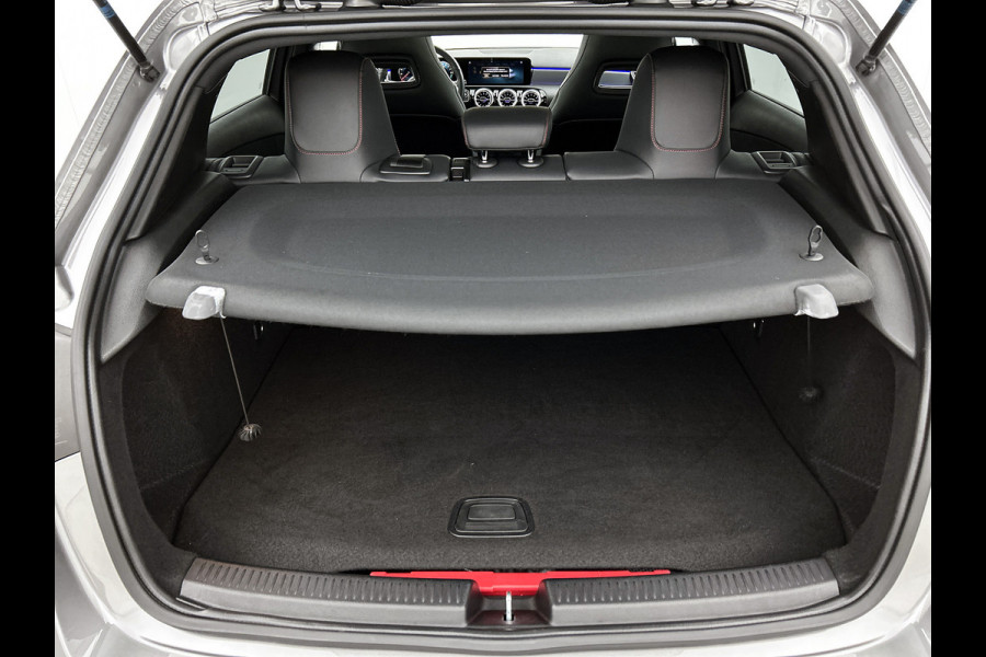 Mercedes-Benz A-Klasse 250 e Business Solution AMG Limited Panoramadak | AMG Line | Night pakket | Stoelverwarming | Achteruitrij camera Inclusief 24 maanden Mercedes-Benz Certified garantie voor Europa.