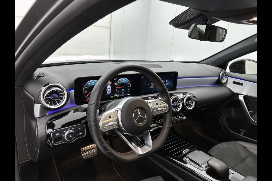 Mercedes-Benz A-Klasse 250 e Business Solution AMG Limited Panoramadak | AMG Line | Night pakket | Stoelverwarming | Achteruitrij camera Inclusief 24 maanden Mercedes-Benz Certified garantie voor Europa.
