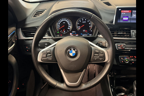 BMW X1 xDrive25e Executive xLine 18"/Keyless/Memory + stoelverwarming/Camera/Elektrische Klep/LED/DAB/Navigatie/PDC